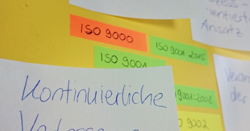 Bild von Post-Its und Aufschriebe über das Thema ISO-Normen