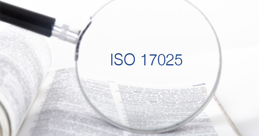 Bild von einer Lupe auf einem aufgeschlagenem Buch und in der Mitte von der Lupe steht ISO17025