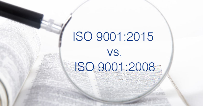 Bild von einer Lupe auf einem aufgeschlagenem Buch und in der Mitte der Lupe steht ISO9001:2015 vs ISO9001:2008