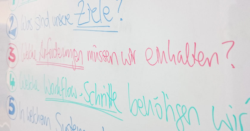 Aufnahme von einem Whiteboard wo die Schritte und Ziele der Dokumentenlenkung aufgelistet sind