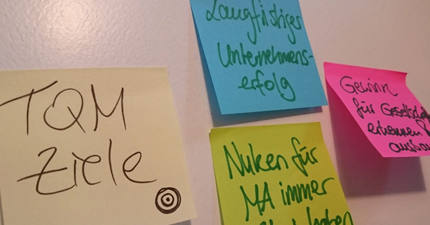 Foto von Post-Its über die TQM Ziele