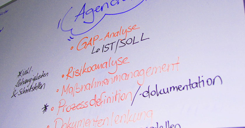 Whiteboard aufschrieb über das Zhema Agenda ISMS ISO27001