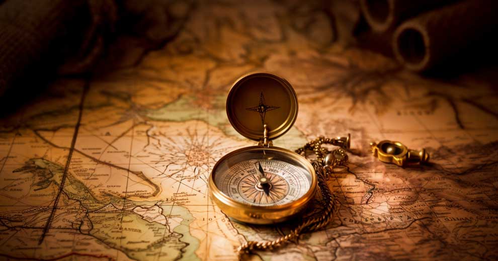 Alter Kompass auf einer alten Landkarte soll verdeutlichen, dass eine klare Begriffsdefinition für Qualität unerlässlich ist.