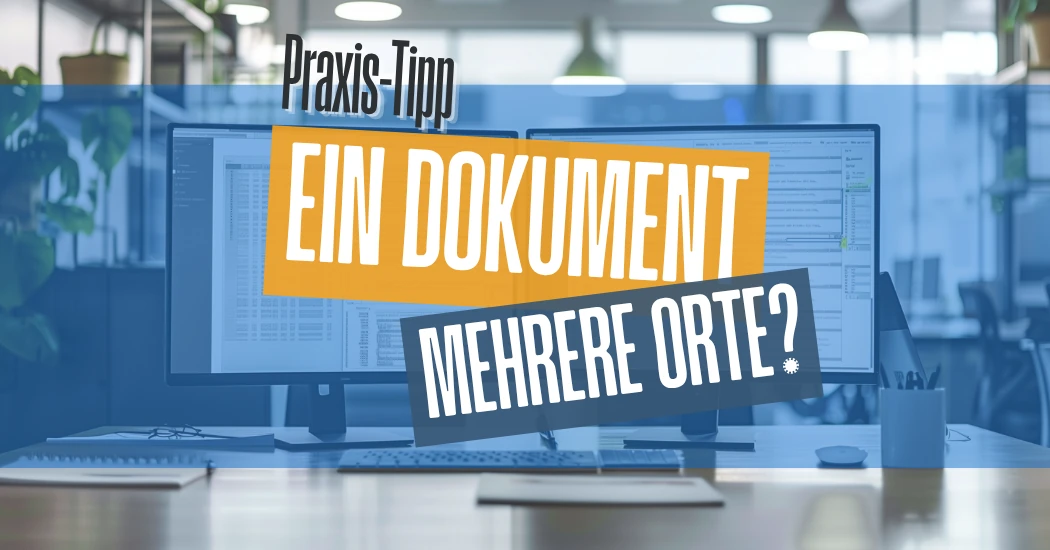 Office desk with two monitors and oversized orange and dark blue banners reading 'EIN DOKUMENT MEHRERE ORTE?' for a Praxis-Tipp.